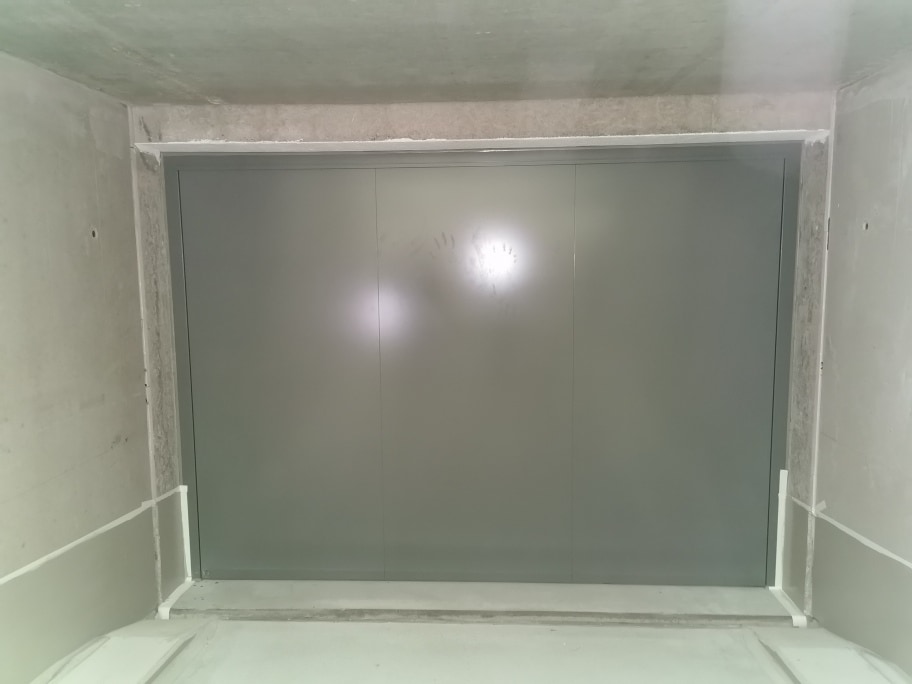aqualock-garagenschwingtor-außen-hellgrau