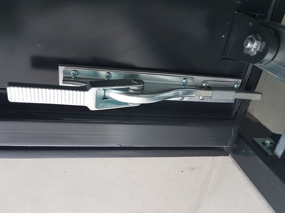 details-aqualock-garagenschwingtor-zusatzverriegelung-geschlossen